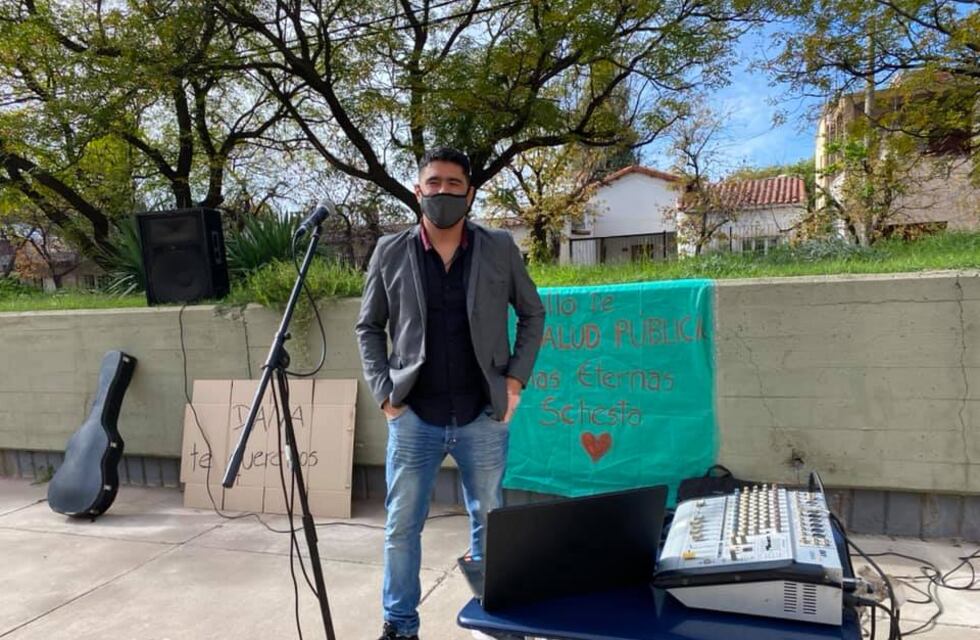 Homenaje y un momento distendido: dio una  serenata en el hospital Schestakow