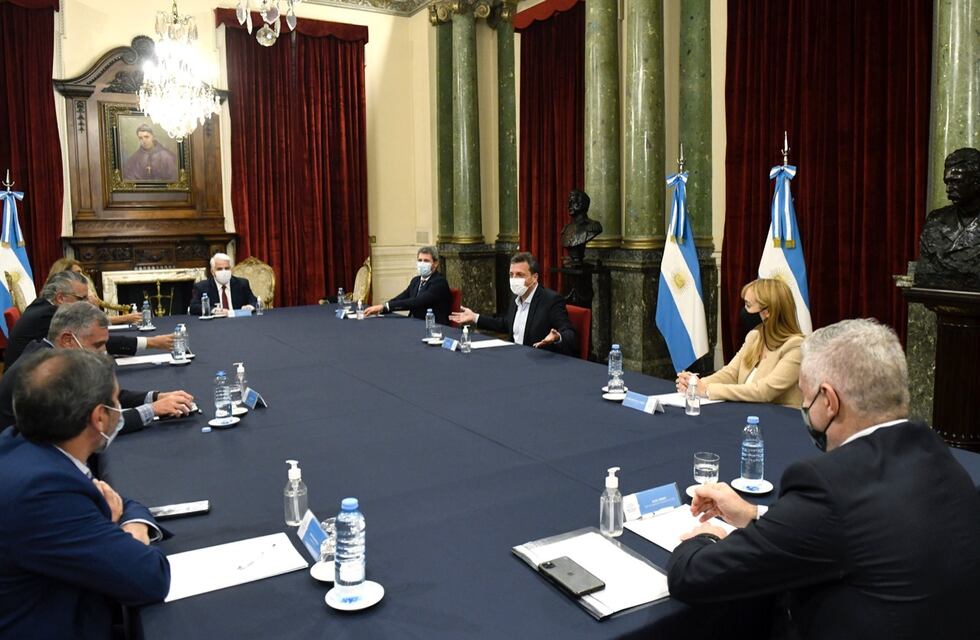 Con Sagasti y Uñac, Massa lideró un encuentro entre referentes vitivinícolas, sin la presencia de Suarez