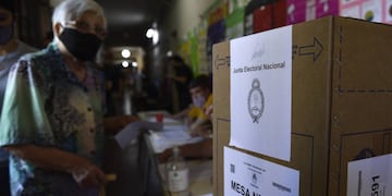 Votación en la escuela Garzón Agulla, en Córdoba (Ramiro Pereyra / La Voz).