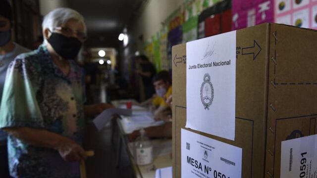 Votación en la escuela Garzón Agulla, en Córdoba (Ramiro Pereyra / La Voz).