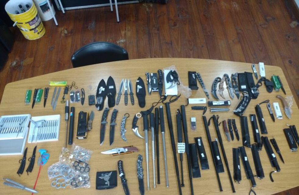 Sevillanas, navajas y manoplas fueron encontrados en una juguetería del centro