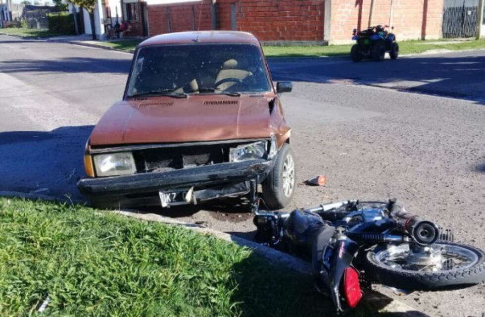 Evadió un control policial, escapó en contramano y en la huida embistió a un auto