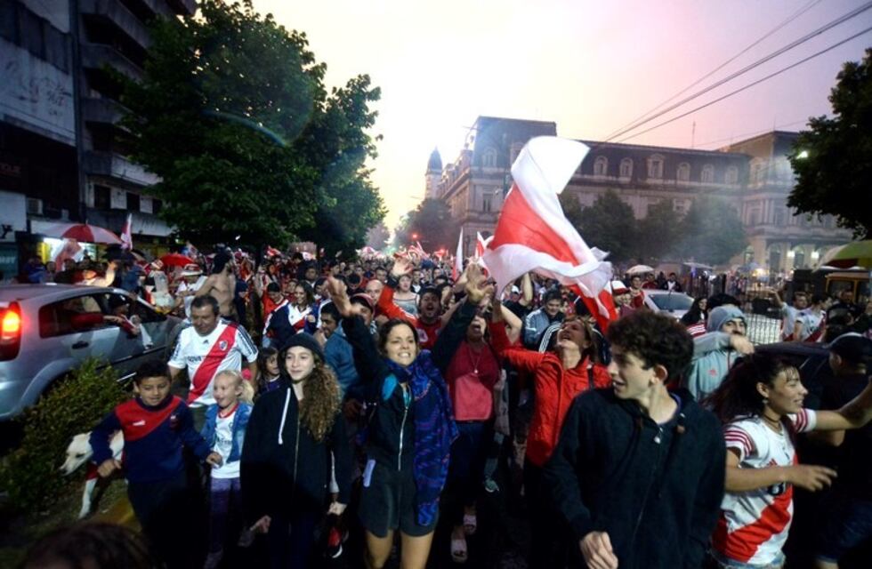 Las calles platenses se llenaron de banderas "millonarias"