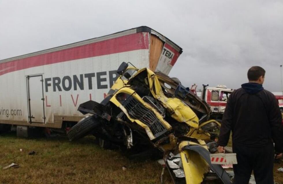 Tres heridos en un choque de camiones por la ruta A005