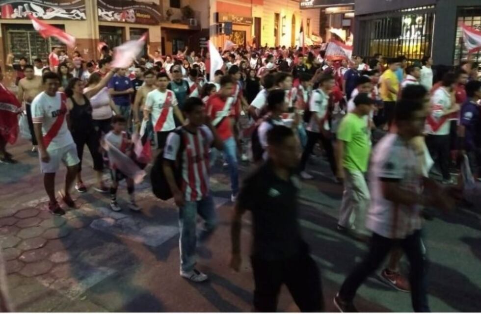 Una marea roja y blanca inundó esta noche el centro de la ciudad