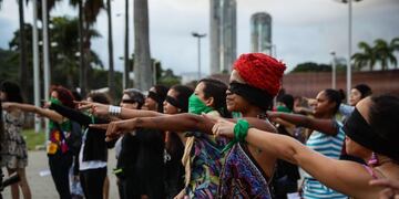 AME3456\u002E CARACAS (VENEZUELA), 06/12/2019\u002E- Un grupo de mujeres replican la coreografía de la canción \