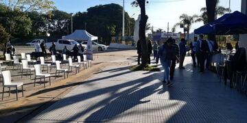 El personal policial logró que solo puedan ingresar menos de 20 personas por entidad bancaria\u002E