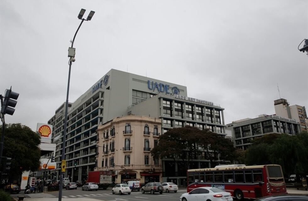 Suspendieron a un profesor de la UADE por denuncias de acoso a ex alumnas