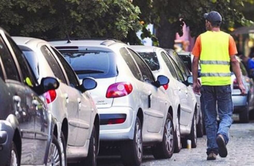 Trapitos pintan los cordones de verde para cobrar estacionamiento en Guaymallén