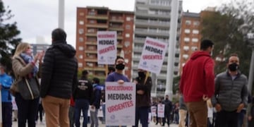 Hoteleros y gastronómicos protestaron en plaza 24 de Mayo frente a la Casa Gris\u002E (FM Sol)