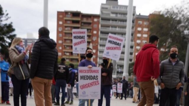 Hoteleros y gastronómicos protestaron en plaza 24 de Mayo frente a la Casa Gris\u002E (FM Sol)