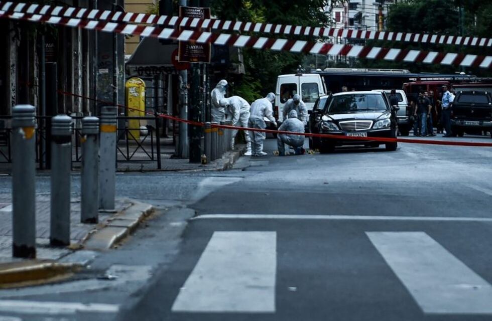 El ex primer ministro griego Papademos resultó herido en un atentado en Atenas