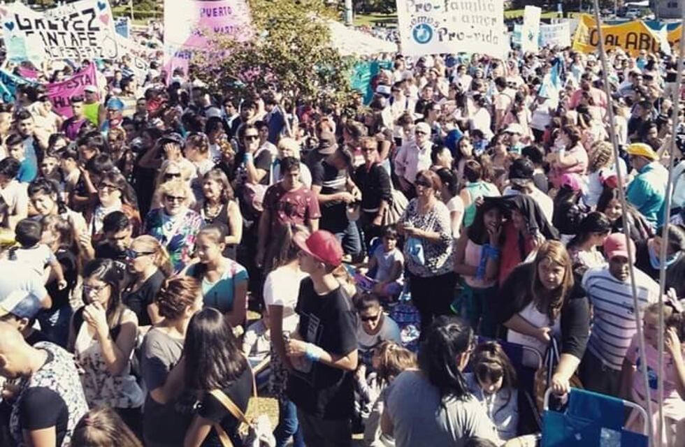 Militantes contra el aborto coparon el Monumento a la Bandera