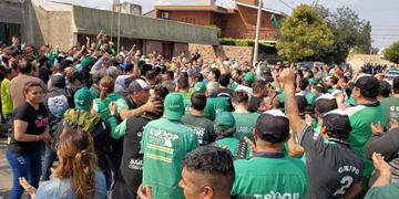 El gremio de los recolectores de residuos se declaró en estado de alerta y movilización\u002E Muchos camiones se apostaron cerca del domicilio de Saillén\u002E