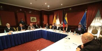 CAR30. CARACAS (VENEZUELA), 24/10/2016.- Fotografu00eda cedida por la Agencia Venezolana de Noticias del exjefe del Gobierno espau00f1ol Josu00e9 Luis Rodru00edguez Zapatero (3d), monseu00f1or Emil Paul Tscherrig (4d), y a los expresidentes Leonel Fernu00e1ndez (5i) de Repu00fablica Dominicana y Martu00edn Torrijos (6d) de Panamu00e1, durante la reuniu00f3n de diu00e1logo entre oficialismo y oposiciu00f3n hoy, lunes 24 de octubre de 2016, en Caracas (Venezuela). El enviado del papa Francisco a Venezuela para promover el diu00e1logo, monseu00f1or Emil Paul Tscherrig, anunciu00f3 hoy el inicio del diu00e1logo entre el Gobierno de Nicolu00e1s Maduro y la alianza opositora Mesa de la Unidad Democru00e1tica (MUD) para el pru00f3ximo 30 de octubre en Isla de Margarita. EFE/AVN/SOLO USO EDITORIAL/NO VENTAS