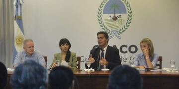 El Gobernador junto a la Vicegobernadora, Analía Rach Quiroga, la Ministra de Edcuación de la provincia y el Coordinador del Congreso Pedagógico\u002E