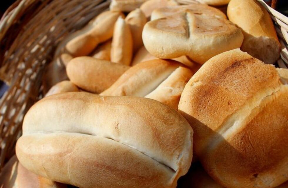 Reacondicionó un colectivo para funcionar como "panadería rodante" por la crisis