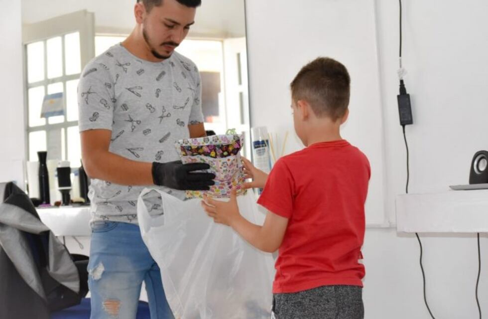 Peluqueros solidarios cambian cortes de pelo por juguetes para donar