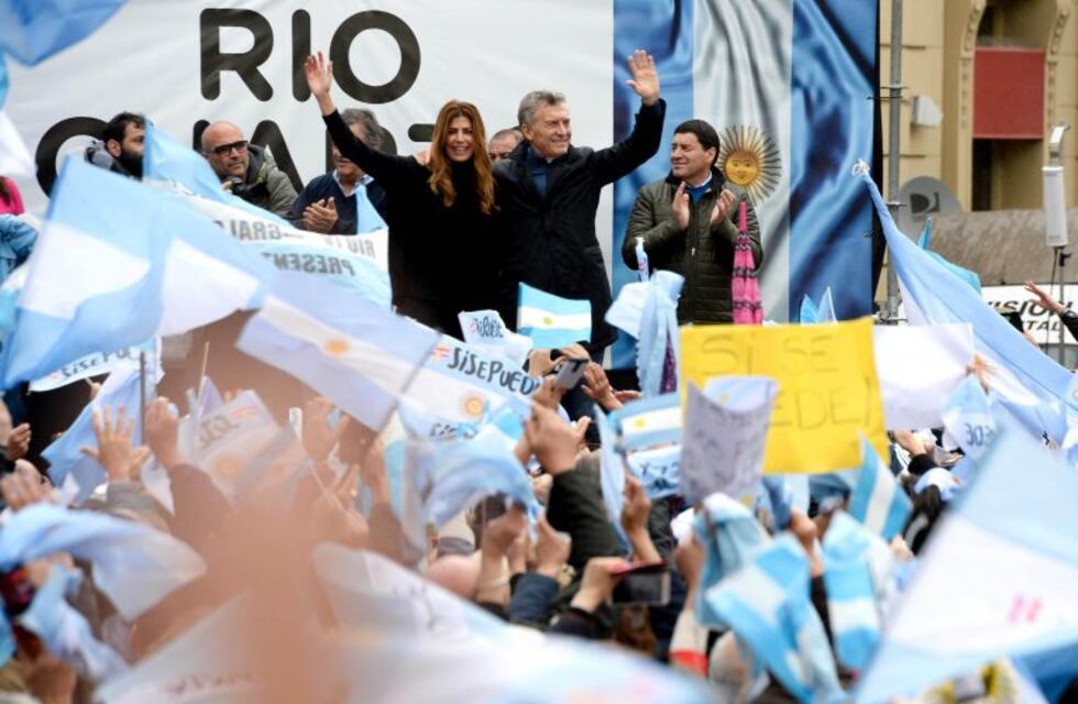 Macri promete construir metrobuses en seis provincias si es reelecto