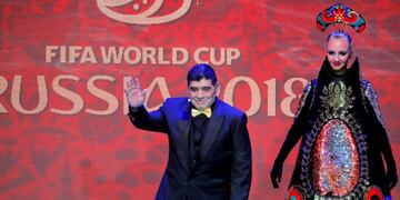 EPA139\u002E MOSCÚ (RUSIA), 01/12/2017\u002E- El exfutbolista argentino Diego Armando Maradona llega al escenario durante el sorteo del Mundial de Rusia 2018 que se celebra en el Palacio del Kremlin de Moscú, Rusia, el 1 de diciembre del 2017\u002E EFE/Yuri Kochetkov