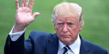 Washington (United States), 19/07/2019\u002E- US President Donald J\u002E Trump departs the White House for a weekend at his resort in Bedminster, New Jersey in Washington, DC, USA, 19 July 2019\u002E The president also answered questions about a British oil tanker captured by Iranians in the Strait of Hormuz\u002E (Estados Unidos) EFE/EPA/JIM LO SCALZO
