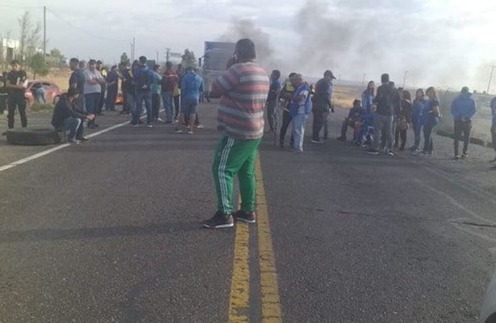 Trabajadores viales cortan rutas en Trelew y Puerto Madryn