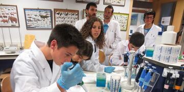 Estudiantes haciendo experimentos\u002E Foto: web\u002E