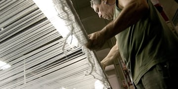 ARCHIVO - Un hombre trabaja con algodu00f3n en una fu00e1brica textil de Buenos Aires, Argentina, el 19/01/2010. El sector textil argentino atraviesa un momento difu00edcil, con despidos, suspensiones y vacaciones anticipadas, por la cau00edda del consumo interno y la competencia con las importaciones, en una crisis que pone a prueba la apertura comercial que propone el nuevo Gobierno de Mauricio Macri. rnFoto: ANDRES PEREZ MORENO/dpa (Vinculado al texto de dpa