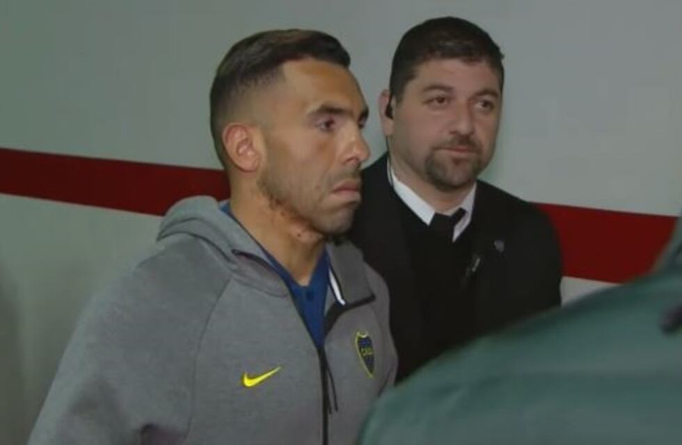 Carlos Tevez no disimuló su disgusto por ser suplente en el Superclásico