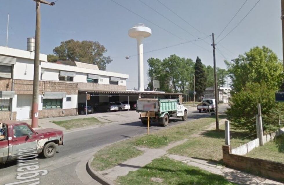 Un hombre arreglaba los techos de una fábrica y murió al caer de 8 metros