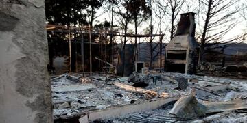Cabaña devasta por el fuego este martes en Villa Giardino\u002E (Foto: Facebook / Fabián Manzoni)\u002E