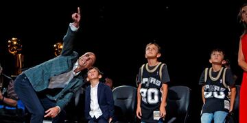SAN ANTONIO, TX - MARCH 28: Manu Ginobili helps his kids watch his number come down to the rafters at AT&T Center on March 28, 2019 in San Antonio, Texas\u002E NOTE TO USER: User expressly acknowledges and agrees that, by downloading and or using this photograph, User is consenting to the terms and conditions of the Getty Images License Agreement\u002E   Ronald Cortes/Getty Images/AFP (Photo by Ronald Cortes / GETTY IMAGES NORTH AMERICA / AFP)
