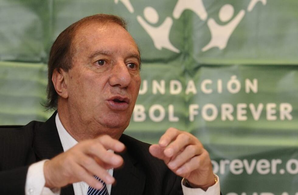 Carlos Bilardo muestra mejorías y en las próximas horas podría salir de terapia intensiva