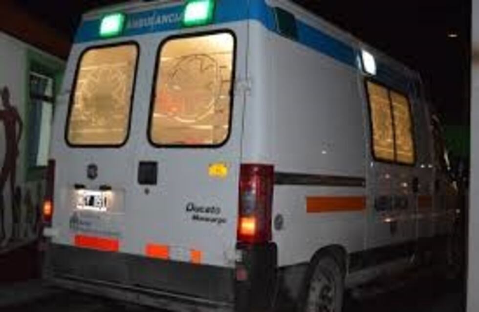 Un conductor chocó su vehículo contra un poste