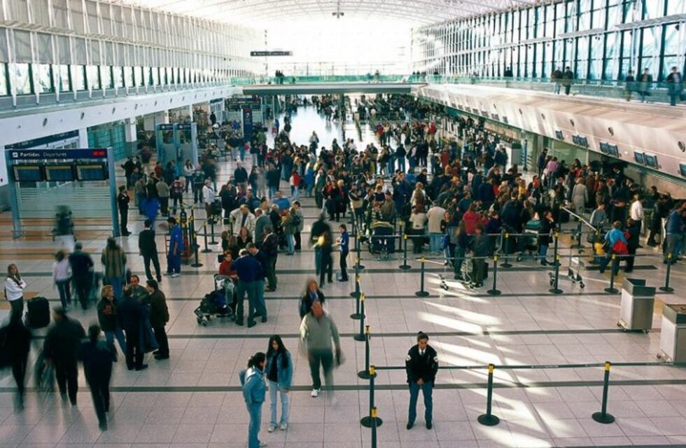 Debía la cuota alimentaria, no lo dejaron salir del país y tuvo que pagar unos $300.000