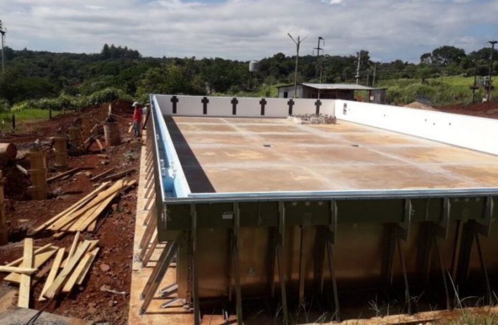 Continúan las obras de la piscina de natación y la cancha de hochey en el Ian Barney II
