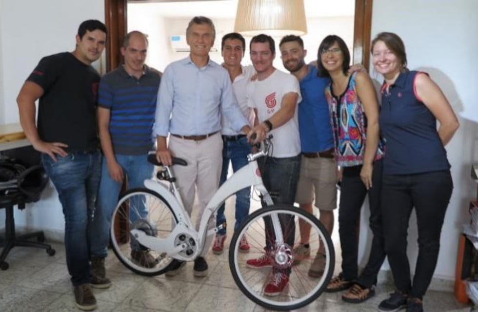 Macri visitó a un emprendedor cordobés que creó una bicicleta plegable