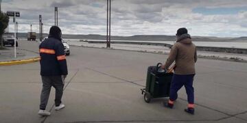 Tareas de limpieza de cordones y calles en la costanera local