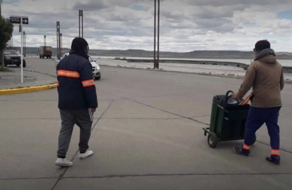 Tareas de limpieza de cordones y calles en la costanera local