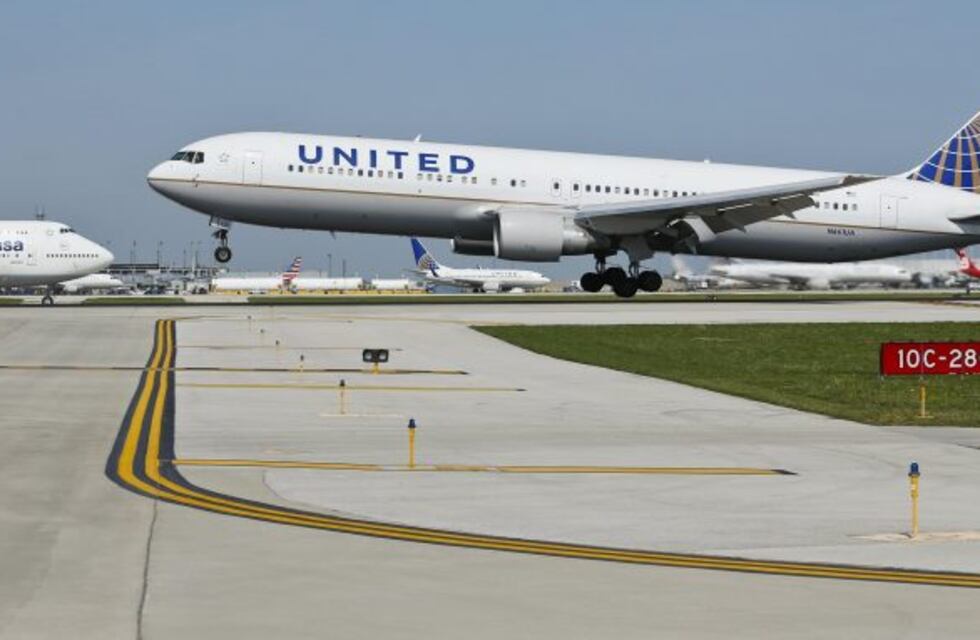 Un avión debió aterrizar debido a las manchas de excremento de un pasajero