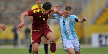 Argentina's player Santiago Ascacibar (R) vies for the ball with Venezuela's Ronaldo Pena during their South American Championship U-20 football match at the Olimpico Atahualpa stadium in Quito on February 11, 2017. / AFP PHOTO / JUAN CEVALLOS