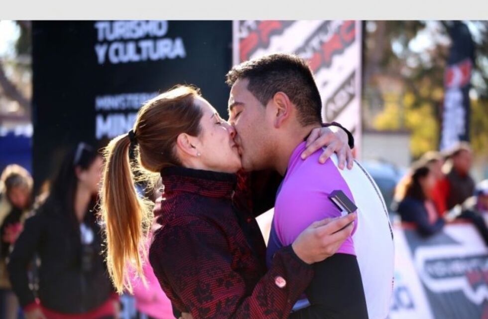 Le ofreció matrimonio cuando terminó de correr una competencia