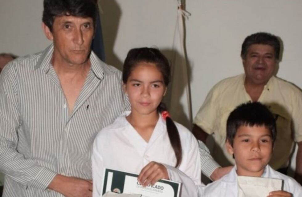El gran gesto de un abanderado misionero: lo premiaron con un año de luz gratis y se lo donó a su escolta