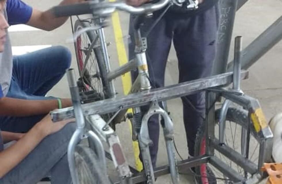 Adaptan una bicicleta para personas discapacitadas en una escuela de Arroyito