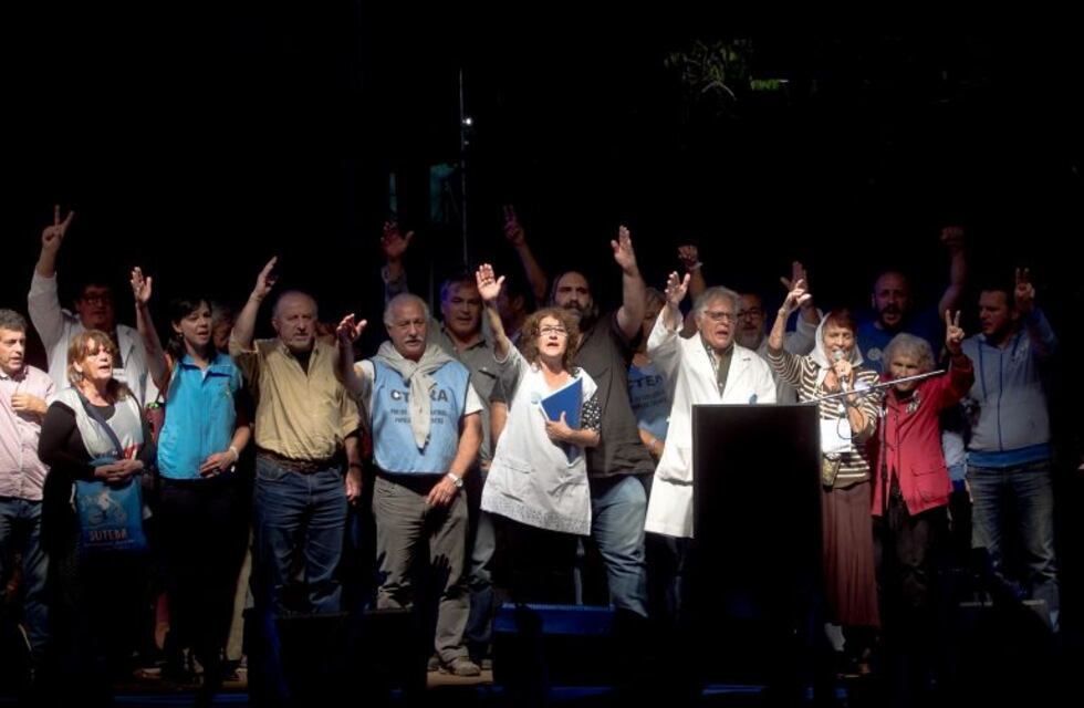 Docentes levantaron la carpa frente al Congreso con la promesa de "multiplicar" su reclamo en todo el país