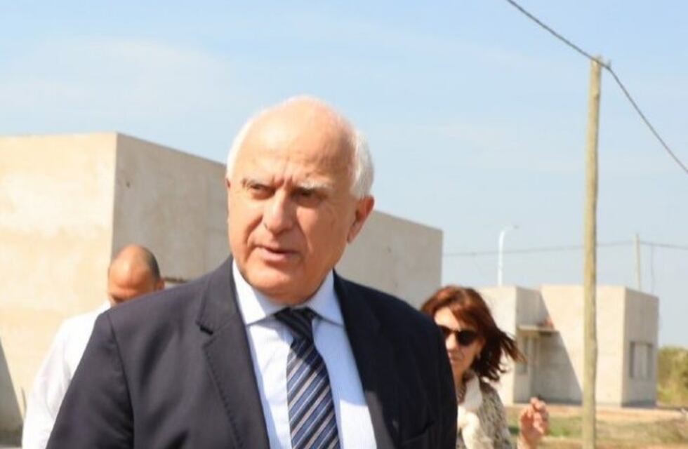 Lifschitz no quiere entregarle el mando a Perotti en un acto público y ofreció dos alternativas