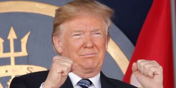 U\u002ES\u002E President Donald Trump gestures as he speaks at the commissioning and graduation ceremony for U\u002ES\u002E Naval Academy Class of 2018 at the Navy-Marine Corps Memorial Stadium in Annapolis, Maryland, U\u002ES\u002E, May 25 2018\u002E REUTERS/Kevin Lamarque