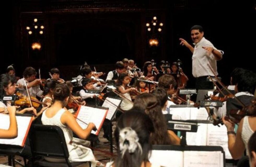 Dirige siete orquestas con niños de hogares humildes