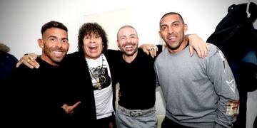 Wanchope Ábila y Carlitos Tévez en el baile de La Mona en el Sargento Cabral\u002E (Facebook oficial La Mona y Cuarteto\u002Ecom)