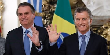 El presidente de Argentina, Mauricio Macri (d), recibe este jueves en la Casa Rosada, sede del Gobierno en Buenos Aires (Argentina), a su homologo de Brasil, Jair Bolsonaro (i), quien realizó su primera visita de Estado al país vecino desde que llegó al poder en enero pasado\u002E EFE/ Juan Ignacio Roncoroni